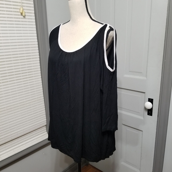 ✨ Cable & Gauge Cold Shoulder Super Soft Swing Tee - Picture 1 of 8